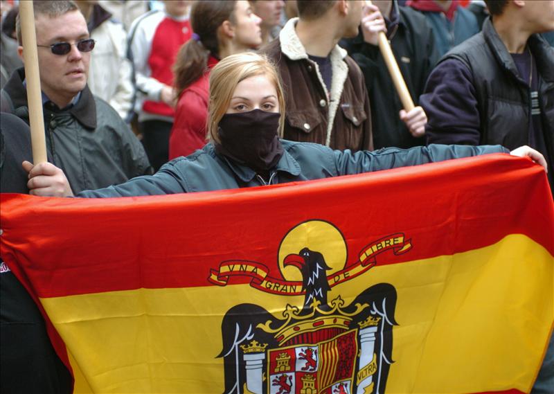 Una mujer con una bandera preconstitucional.