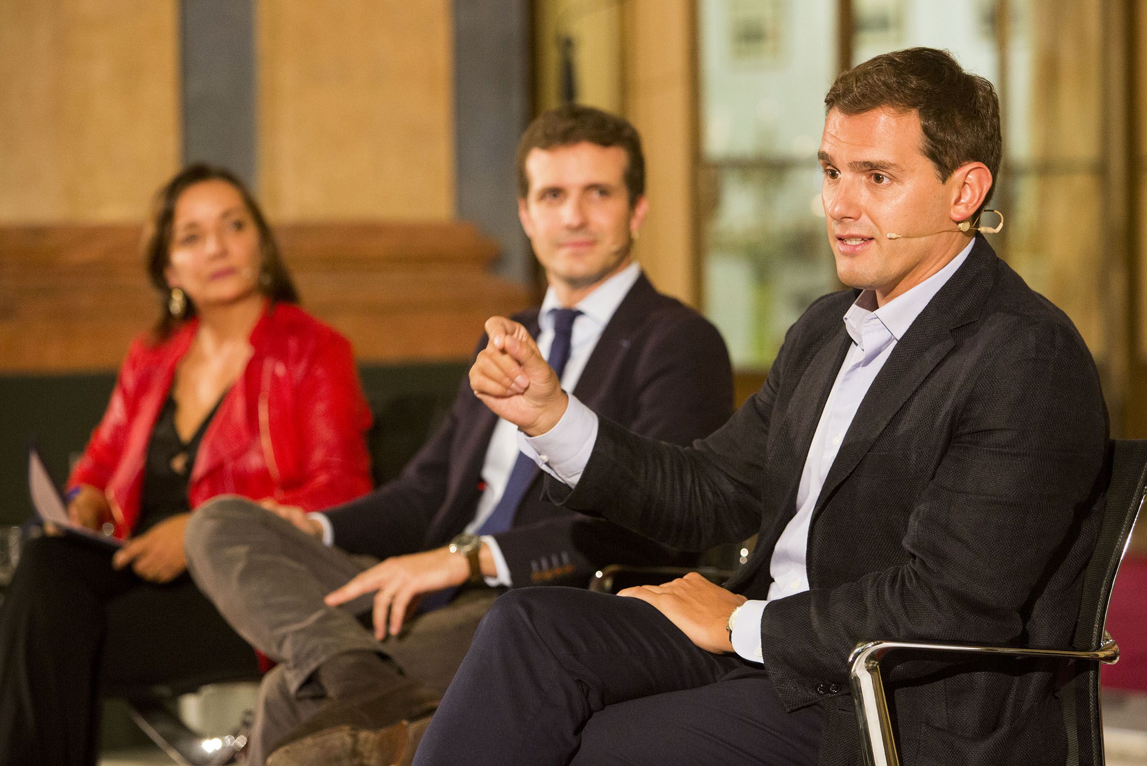 Pablo Casado y Albert Rivera, con la periodista Pepa Bueno en un encuentro sobre el 40 aniversario de la Constitución.