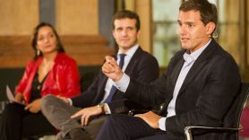 Pablo Casado y Albert Rivera, con la periodista Pepa Bueno en un encuentro sobre el 40 aniversario de la Constitución.