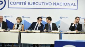 De izquierda a derecha: Dolors Montserrat, portavoz parlamentaria del PP; Vicente Tirado Ochoa, vicesecretario general del PP; Isabel García Tejerina, vicesecretaria general del PP; Teodoro García, secretario general del PP;Pablo Casado, presidente del PP