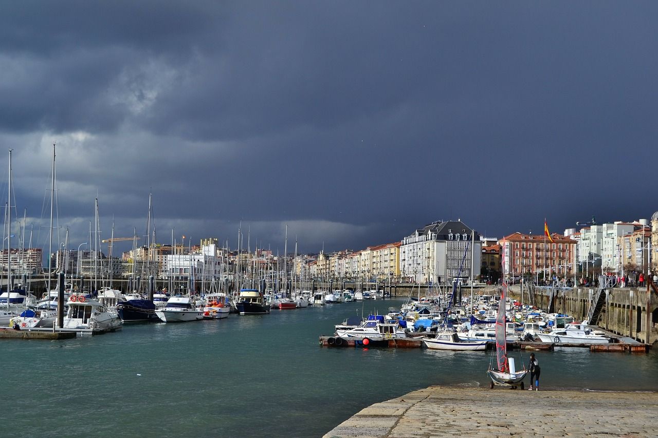 Vistas de un puerto de Santander.