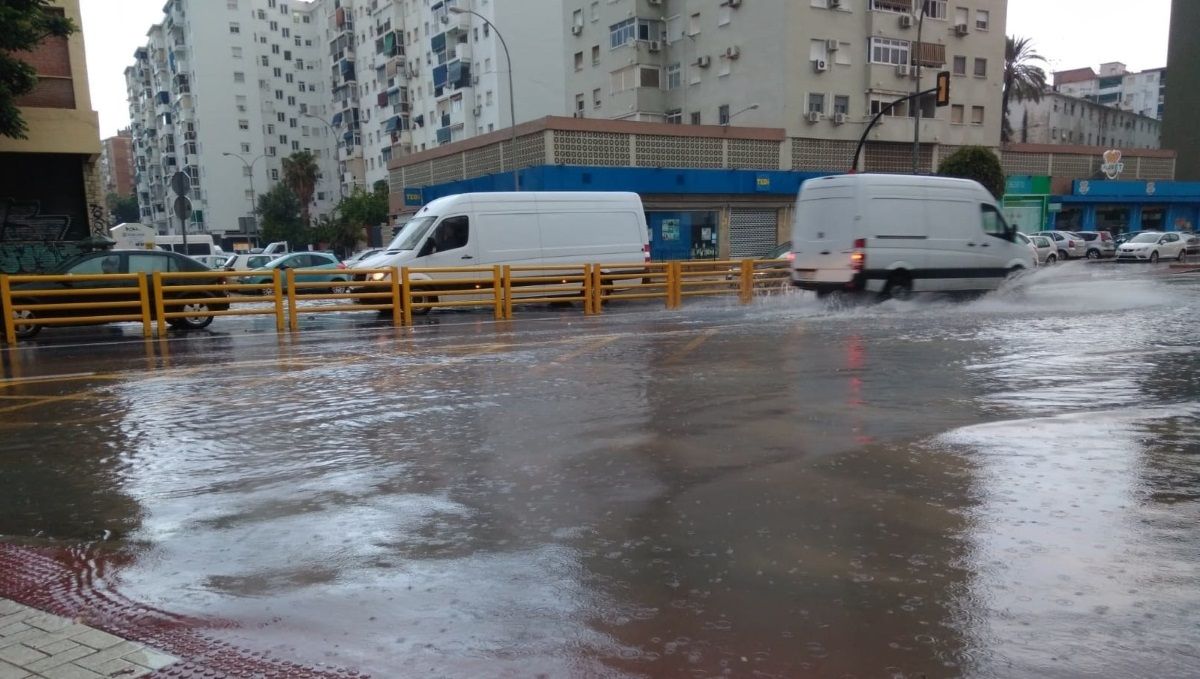 Calzada con agua tras lluvias en Málaga capital (Carretera de Cádiz)