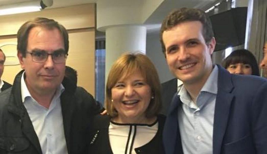 Joaquín Albaladejo, junto a Isabel Bonig y Pablo Casado