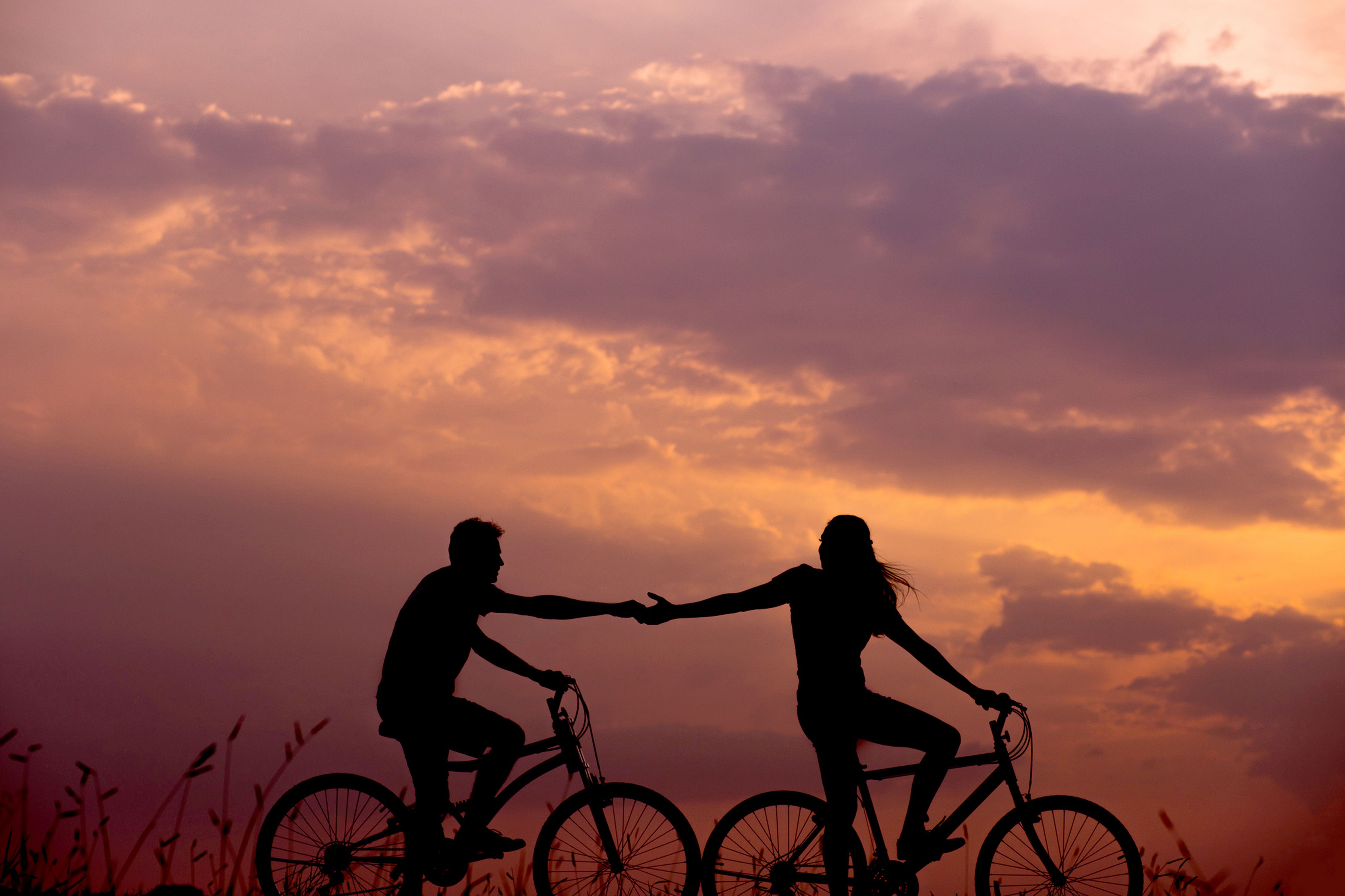 Una pareja en bici. Foto: Everton Vila
