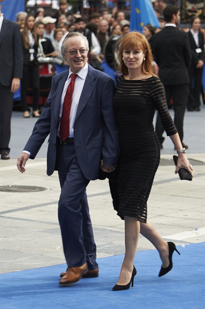 Josep Piqué, acompañado de su esposa, Gloria Lomana, en la ceremonia de los premios Príncipe de Asturas - Europa Press