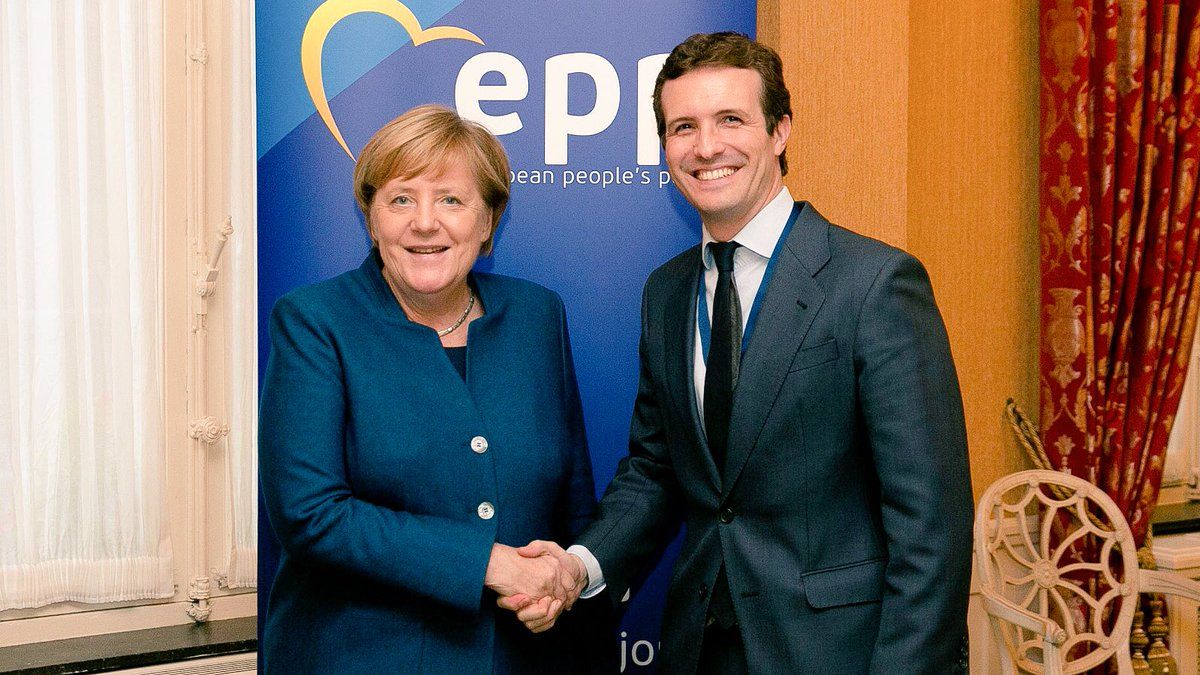Angela Merkel junto a Pablo Casado tras la reunión del PPE. Twitter: @Pablocasado_