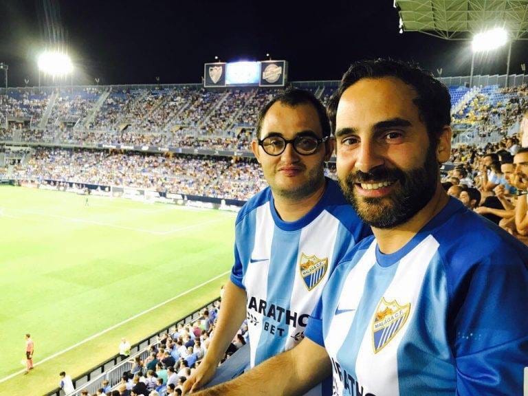 Daniel Pérez junto a su hermano en La Rosaleda