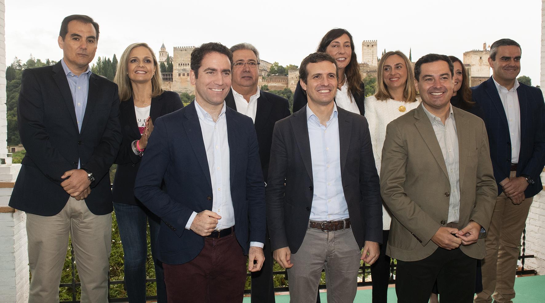 El presidente del PP, Pablo Casado, junto a Teodoro García Egea y Juanma Moreno, entre otros, en Andalucía