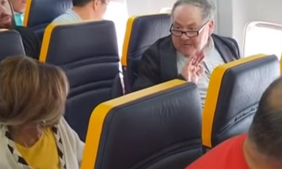Un hombre insulta a una mujer negra en un vuelo de Ryanair. Euronews. Youtube