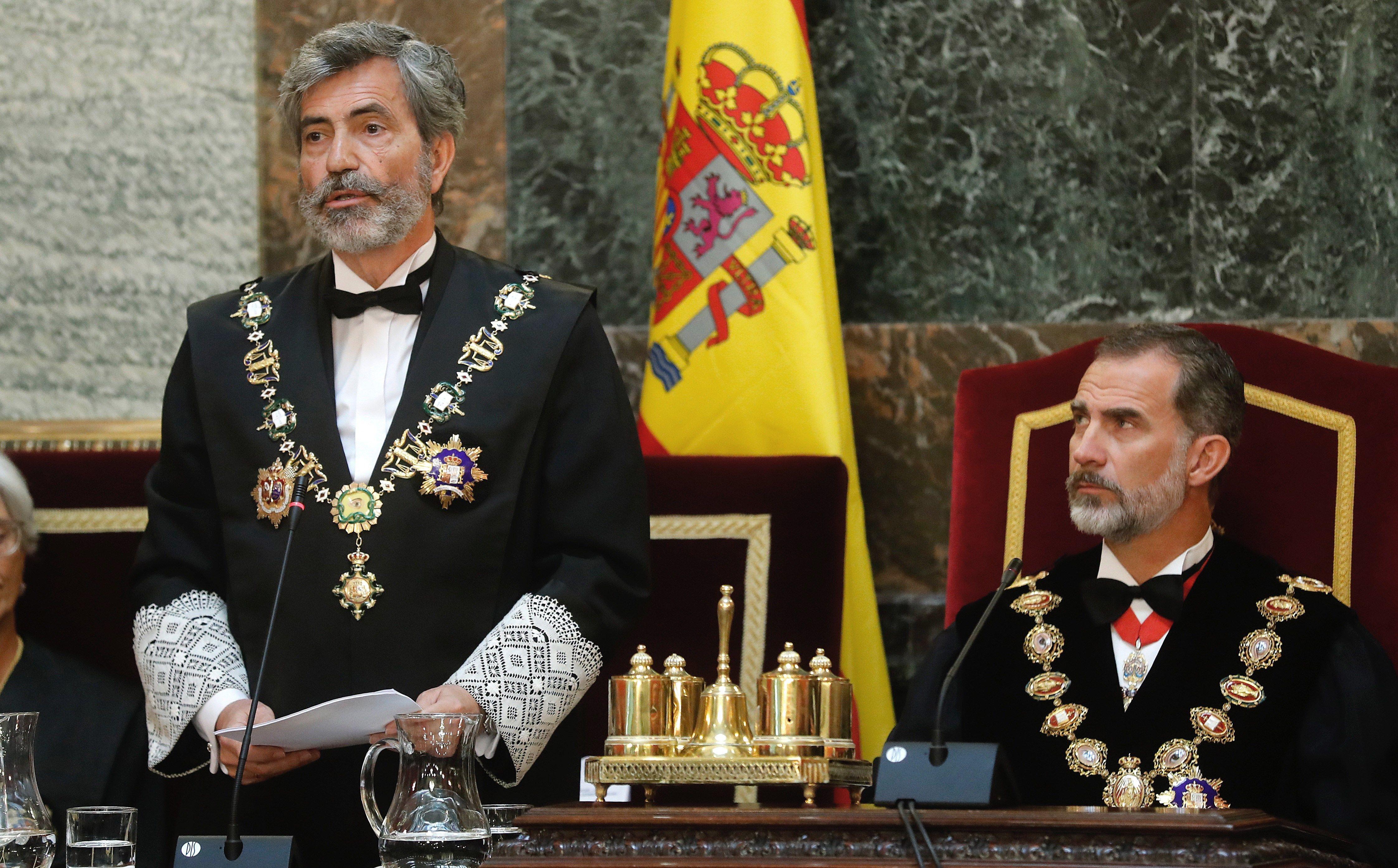 El Rey Felipe VI durante el discurso del presidente del Tribunal Supremo y del Consejo General del Poder Judicial, Carlos Lesmes.