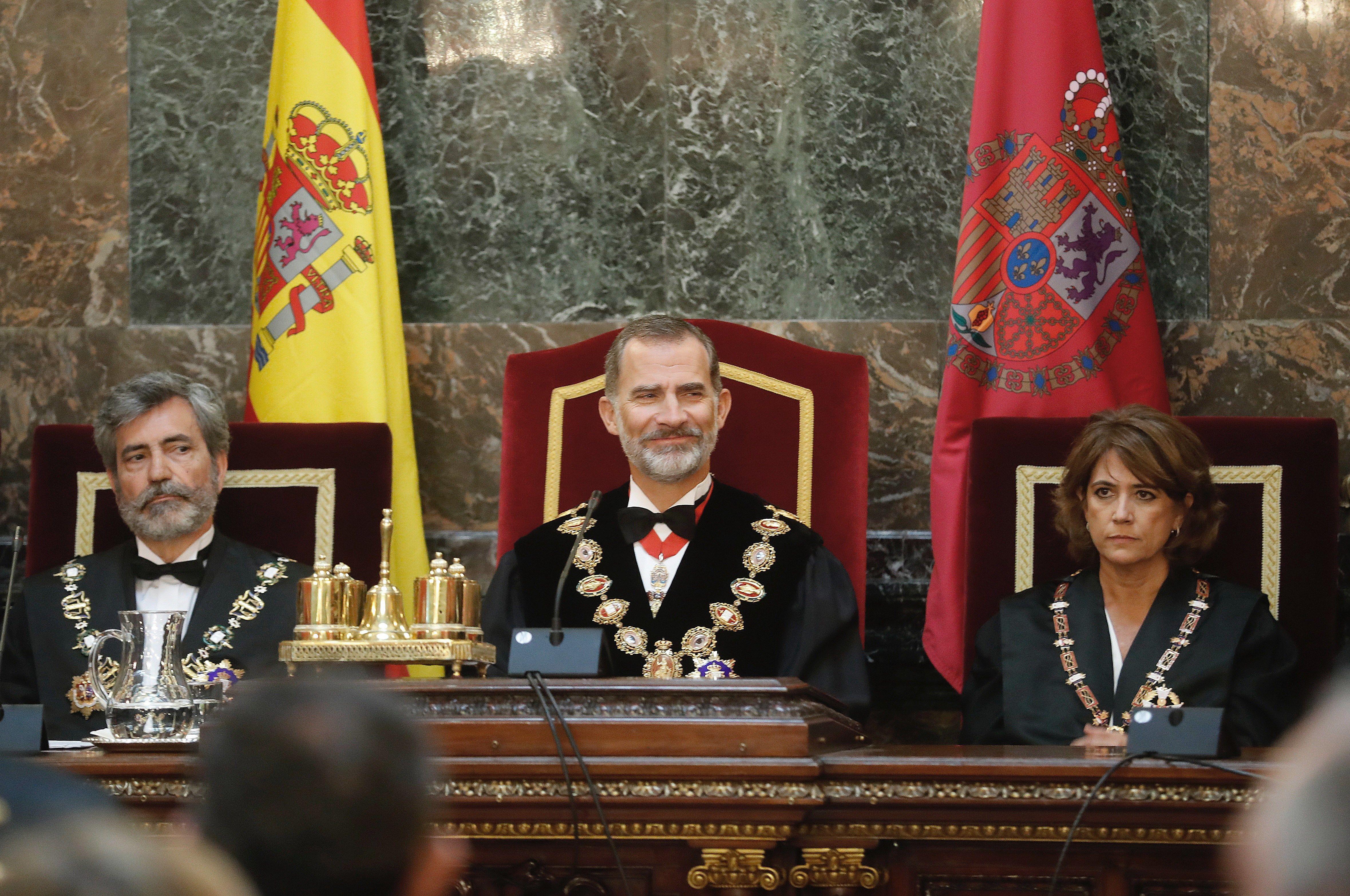 El Rey Felipe VI, junto al presidente del Tribunal Supremo y del Consejo General del Poder Judicial, Carlos Lesmes (izquierda), y la ministra de Justicia, Dolores Delgado (derecha), momentos antes de presidir en la sede del Tribunal Supremo, la ceremonia