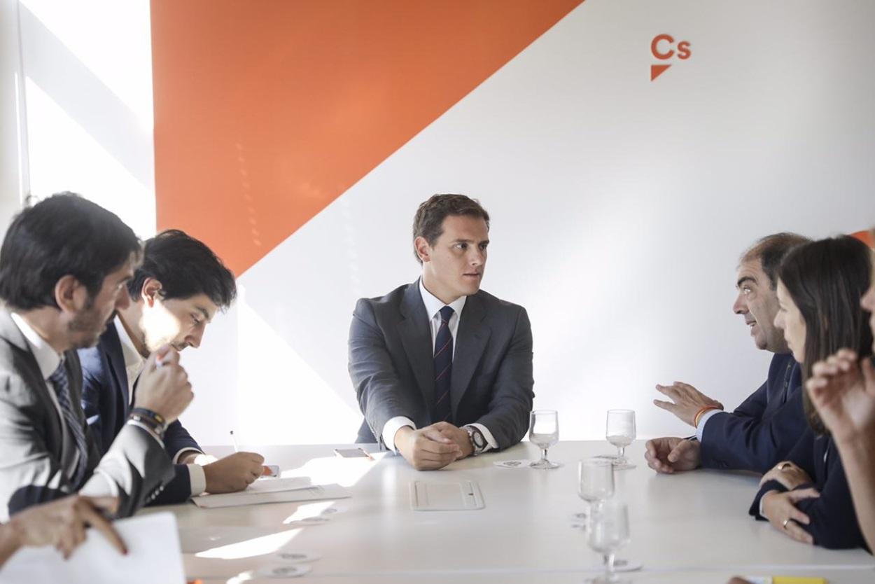 El presidente de Ciudadanos, Albert Rivera, junto a parte de su equipo