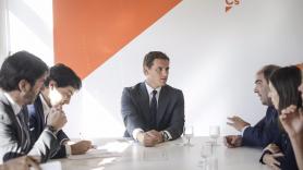 El presidente de Ciudadanos, Albert Rivera, junto a parte de su equipo