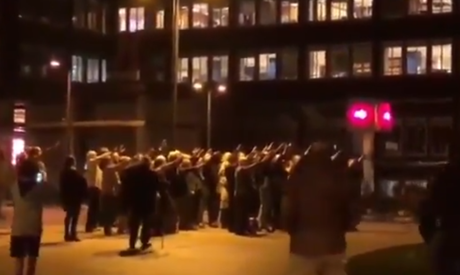 Entonan el 'Cara al Sol' en Oviedo