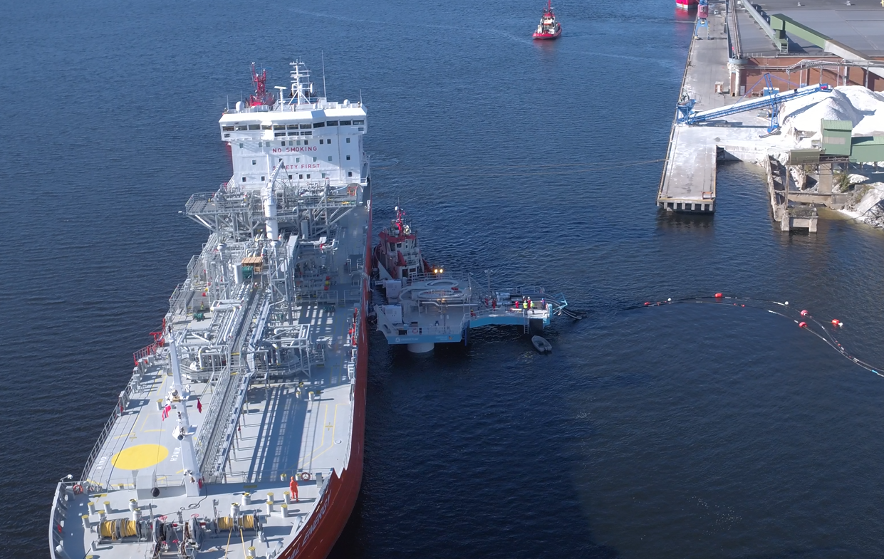 Imagen del sistema DirectLinkLNG transfiriendo gas a un buque - Naturgy