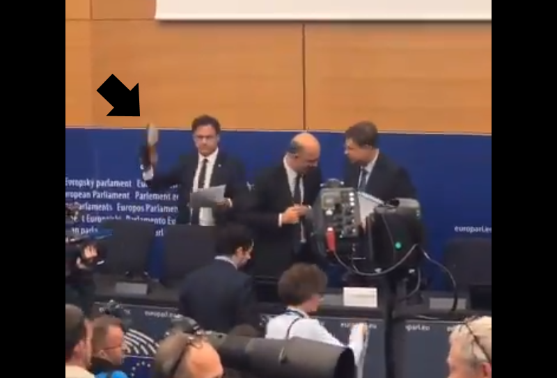 Momento en el cual Angelo Ciocca se quita el zapato para "pisar" los documentos de la Comisión Europea