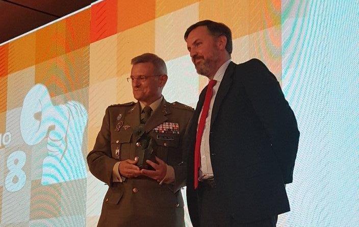 Ignacio Arsuaga entre el premio Hazte Oír al teniente general Fernando José López del Pozo.