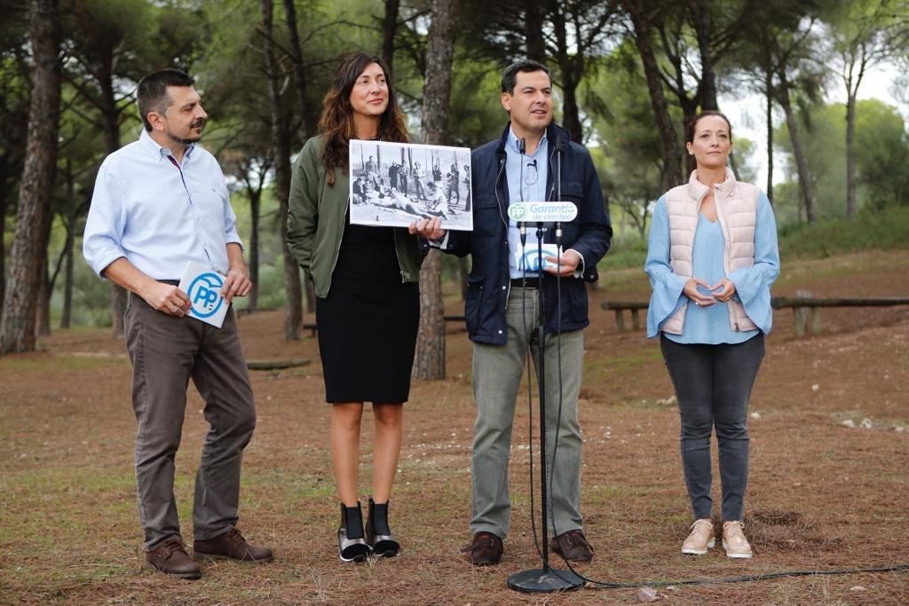 Juanma Moreno en el "pinar de la tortilla", enseñando la "foto de la tortilla" del PSOE