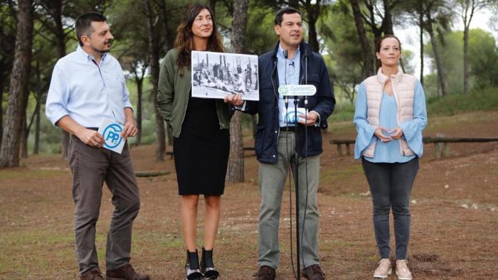 Juan Manuel Moreno Bonilla (centro, sujetando la foto), en el pinar de la tortilla