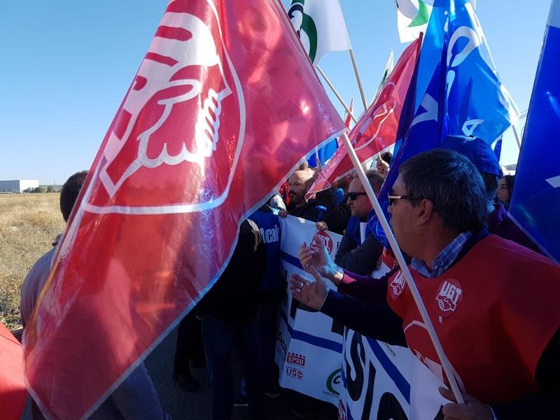 Representantes sindicales ante efectivos de la Policía en la prisión de Alcalá Meco. UGT