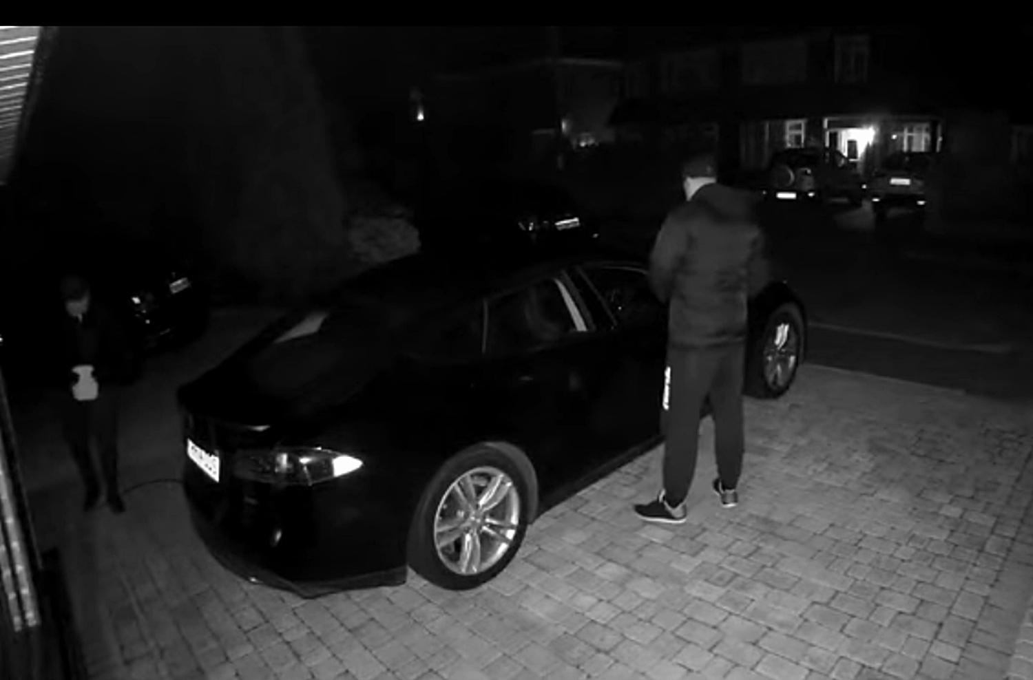 Captura de pantalla del vídeo en el que se ve el robo del Tesla Model S.