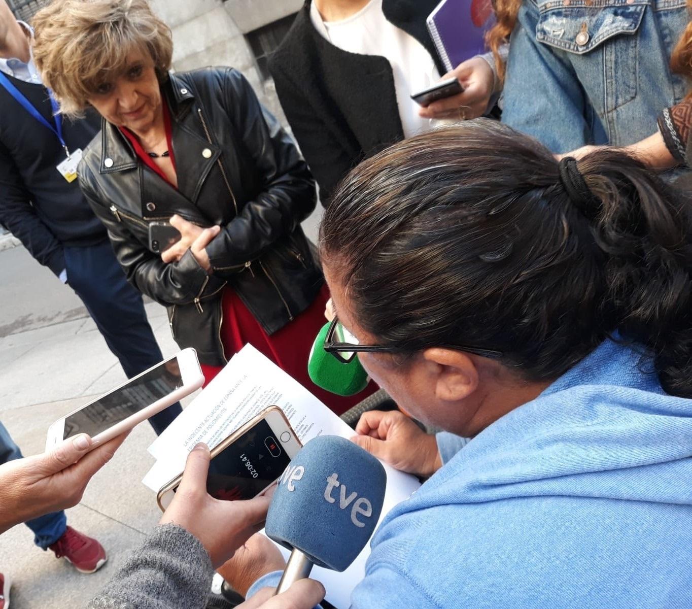 La ministra de Sanidad, María Luisa Carcedo, con la víctima de polio que protestó desde la tribuna