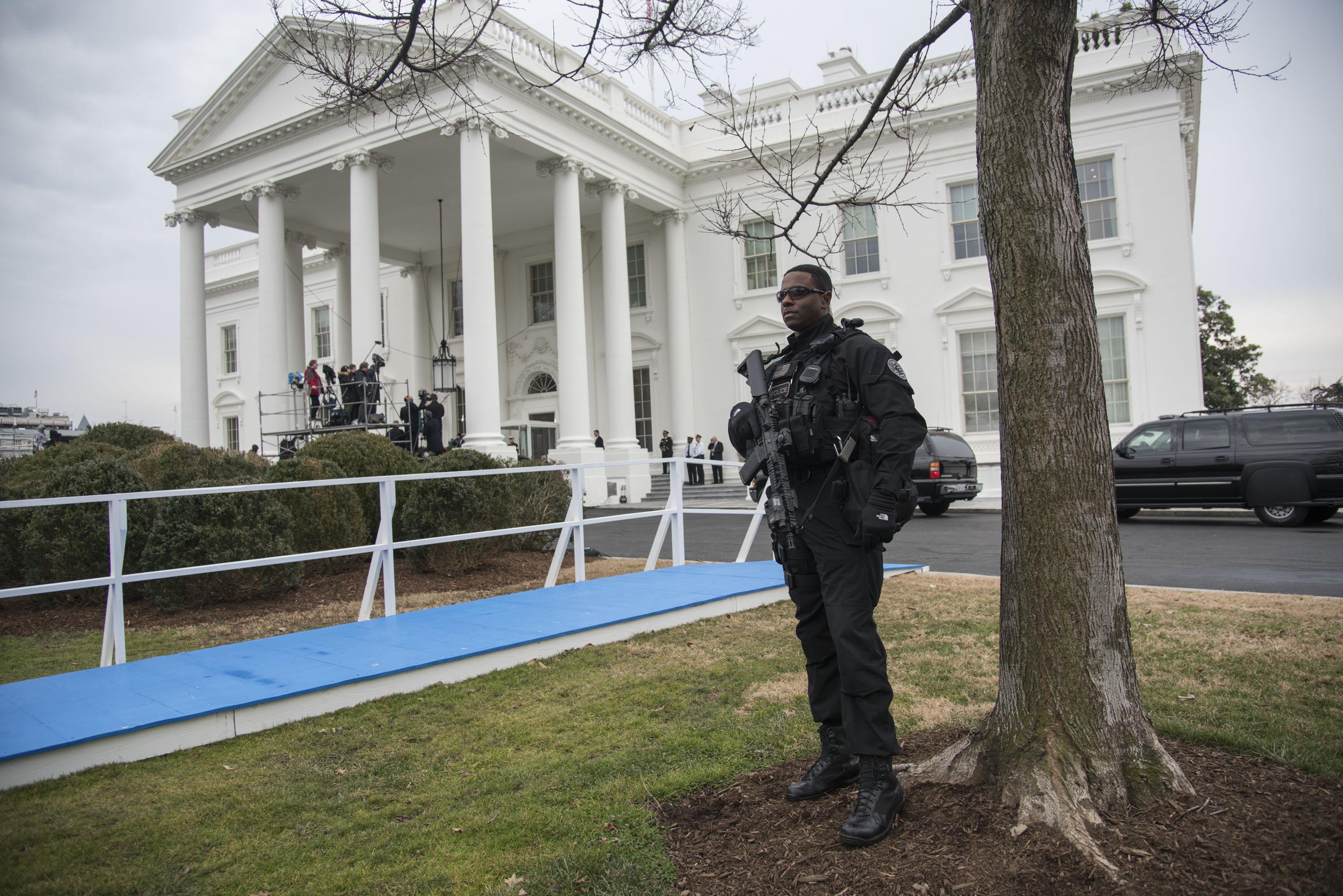 Miembro del Servicio Secreto custodiando la Casa Blanca - US Secret Service