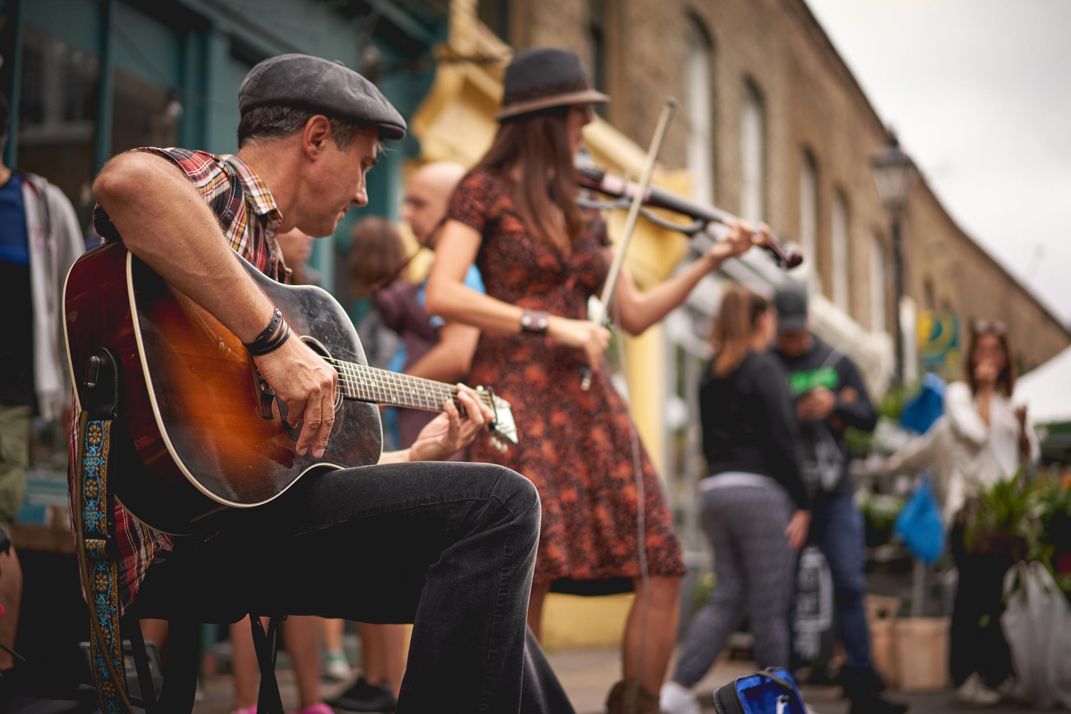 Artista tocando en las calles de Hackney, Londres - Fuente: Maletamundi (Istock)