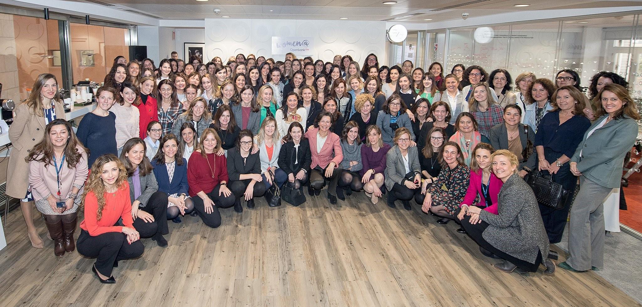 Ana Botín, junto a mujeres directivas del Banco Santander, en un evento celebrado en las oficinas de Openbank, en Madrid, en 2018