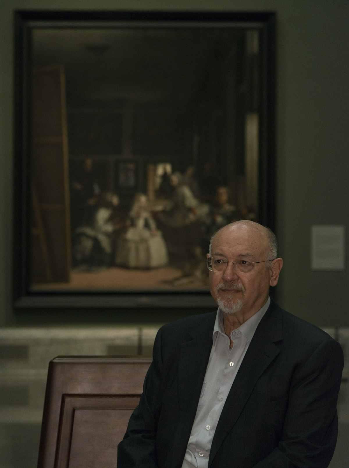 Juan Eslava Galán posa delante de Las Meninas Foto de Carlos Ruiz cedida a ElPLural por Planeta