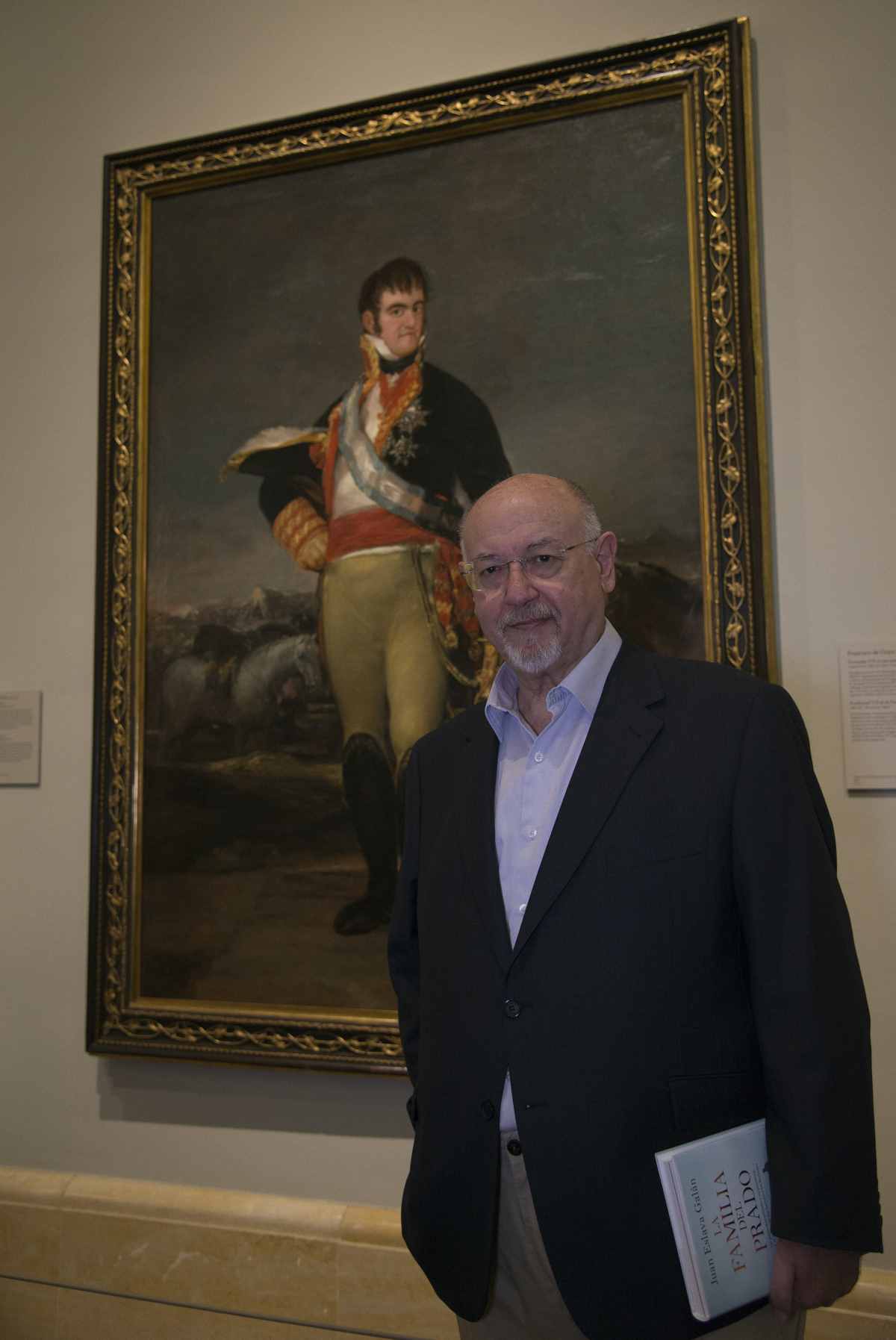 Juan Eslava Galán delante del retrato de Felipe VII hecho por Goya Foto de Carlos Ruiz cedida a ElPLural por Planeta