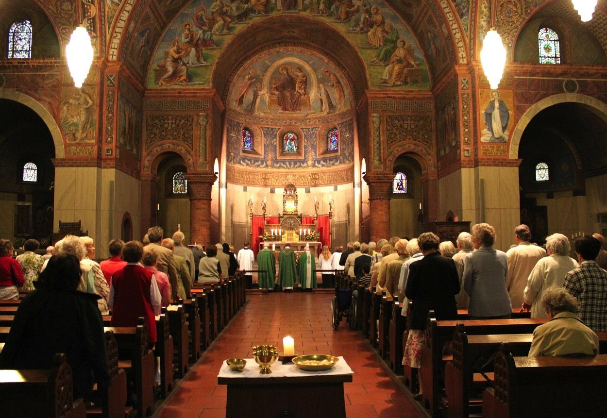 Una Iglesia por dentro durante una misa.