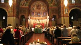 Una Iglesia por dentro durante una misa.