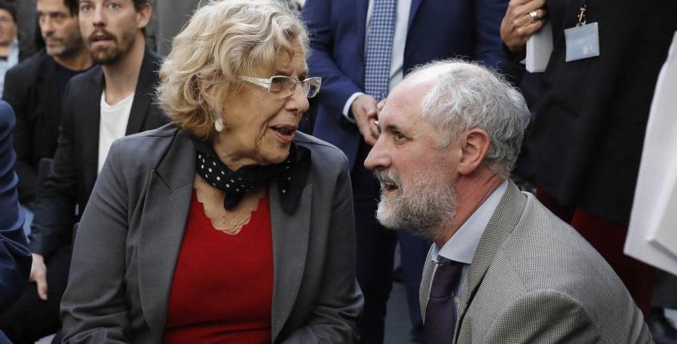 La alcaldesa de Madrid, Manuela Carmena, junto a Luis Cueto. EFE/Archivo