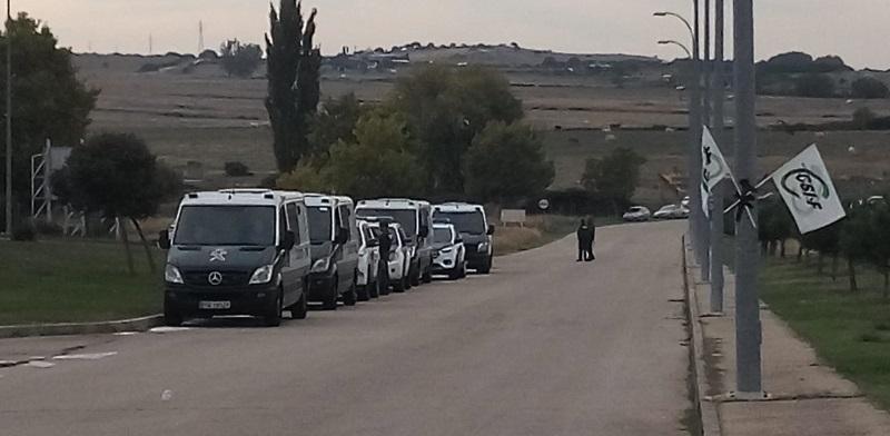 Furgonetas de la Guardia Civil esperan entrar en la cárcel de Soto, para llevarse las diligencias