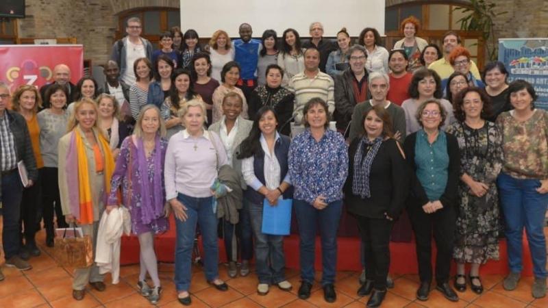 Foto de miebros de Zaragoza en Comun (Podemos Aragón) con plataformas contra el racismo