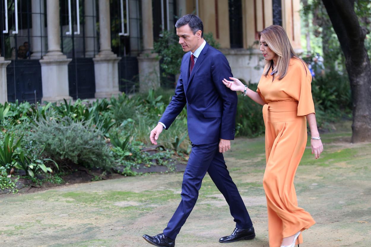 Susana Díaz y Pedro Sánchez, en los jardines del palacio de San Telmo. EP