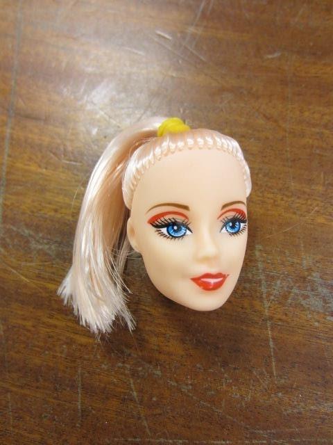 Imagen del modelo de muñeca destruida. 