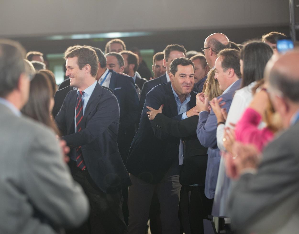 Pablo Casado y Juanma Moreno, en un acto de partido en Sevilla. EP