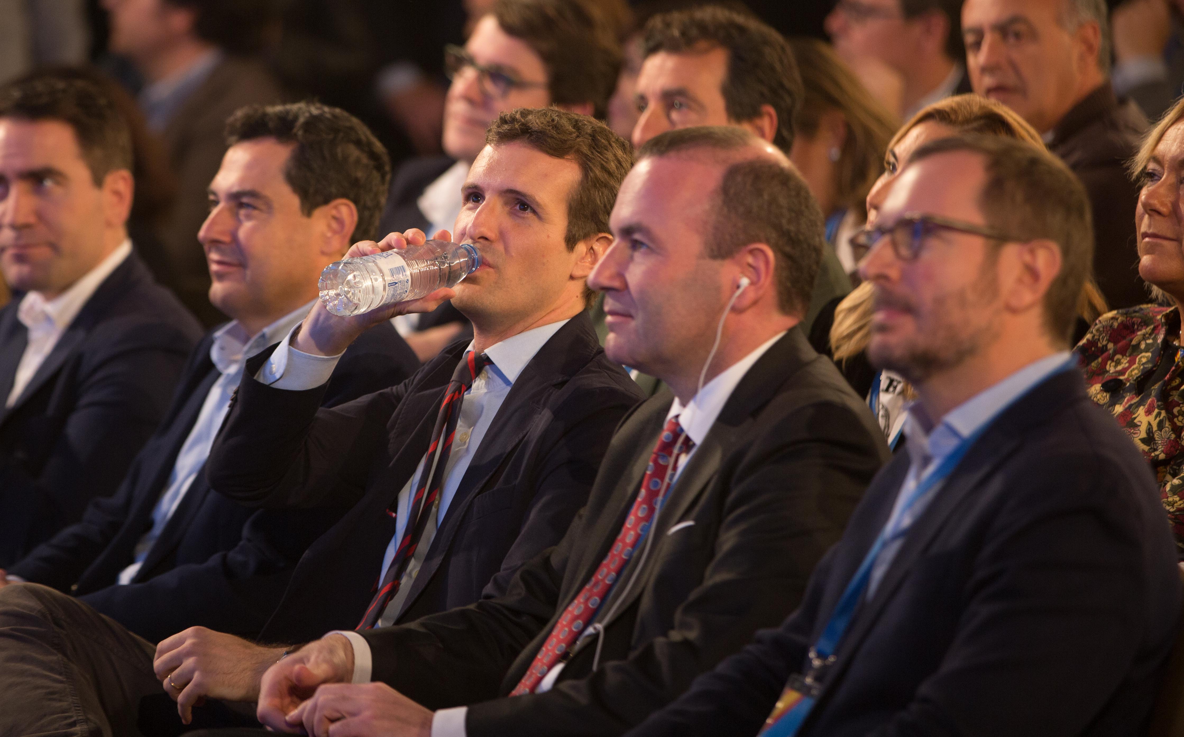 El líder del PP, Pablo Casado, junto al presidente del GPPE en el Parlamento Europeo Manfred Weber, en Sevilla.