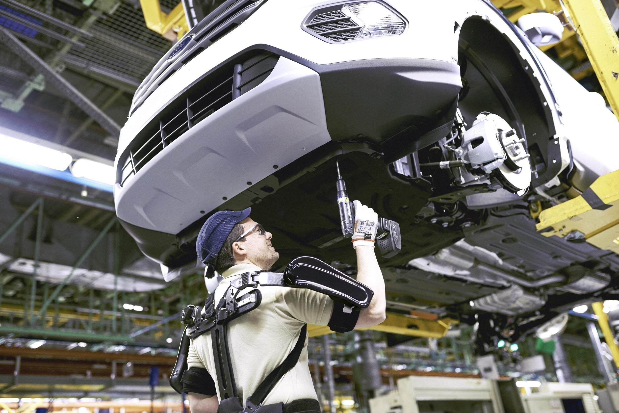 Ford integra en su planta de Valencia exoesqueletos en sus líneas de montaje por primera vez en el mundo 