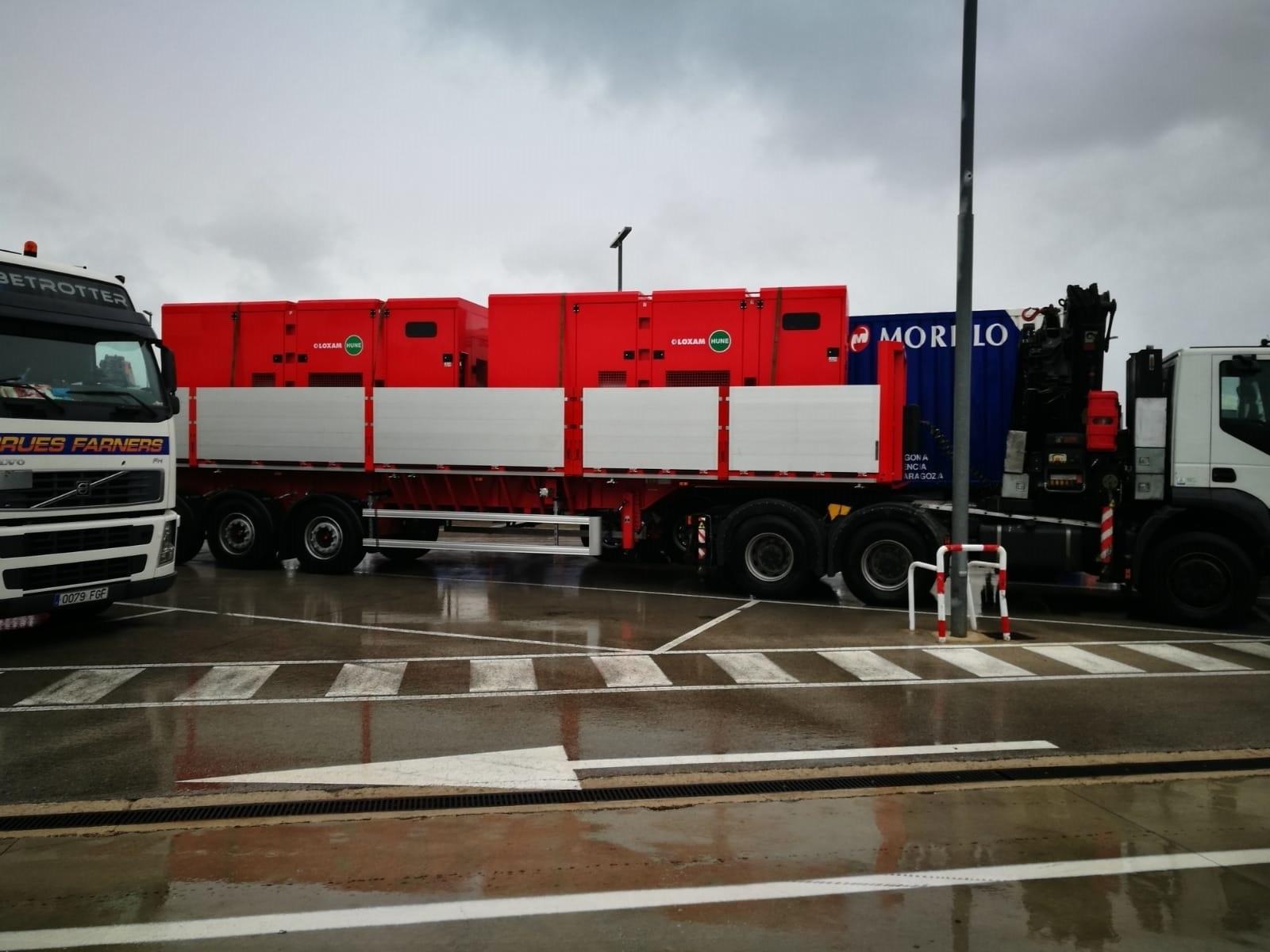Camión transportando grupos electrógenos para resolver la falta de suministro en Menorca - Endesa