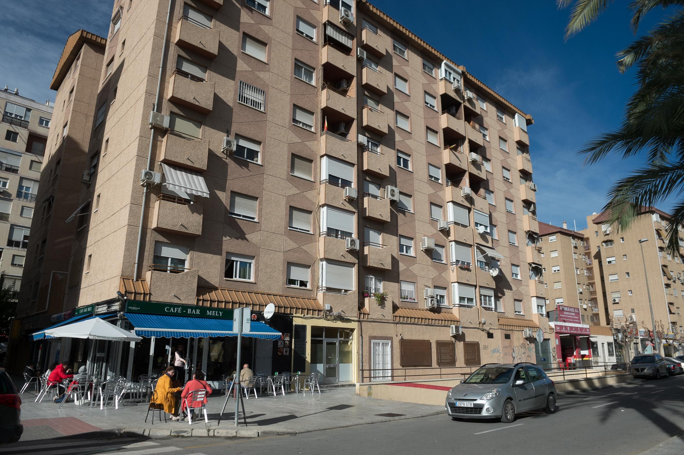 Edificio en la calle Huerto Manu de Murcia desde cuyo sexto piso una mujer de 37 años de edad y su hijo de cuatro cayeron a la calle y fallecieron después - Javier Carrión / Europa Press