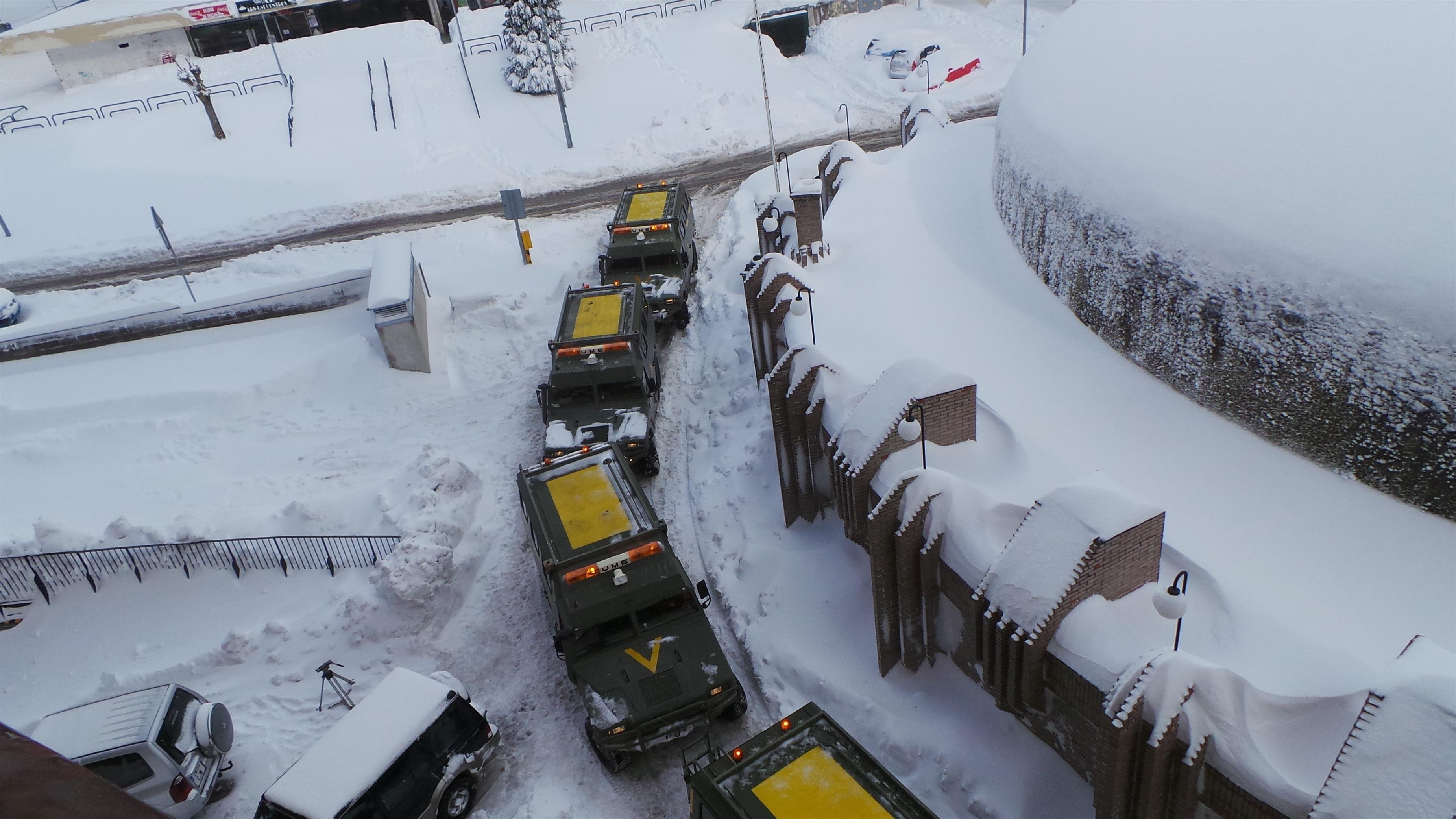 Efectivos de la Unidad Militar de Emergencias actuando en una emergencia por nieve - Archivo