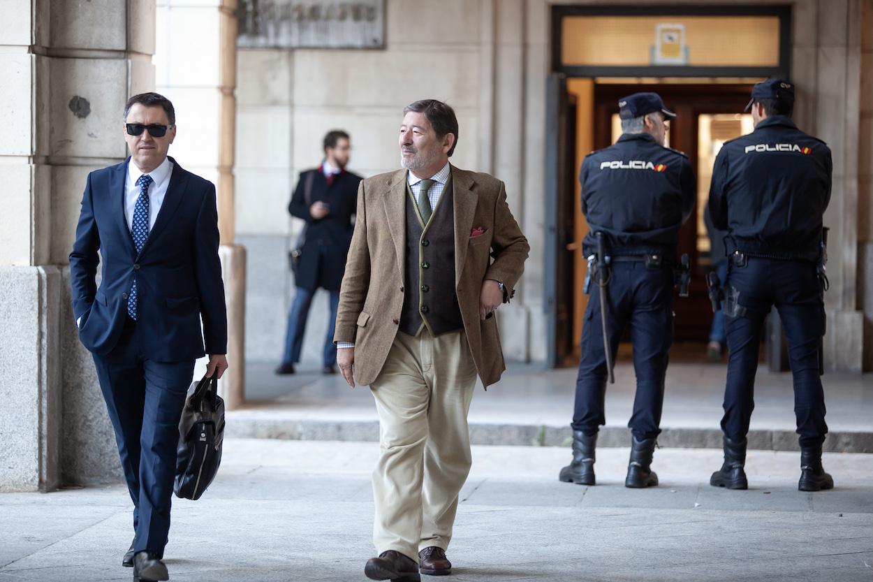 Javier Guerrero llega con su abogado a la Audiencia de Sevilla. JESÚS PRIETO/EP