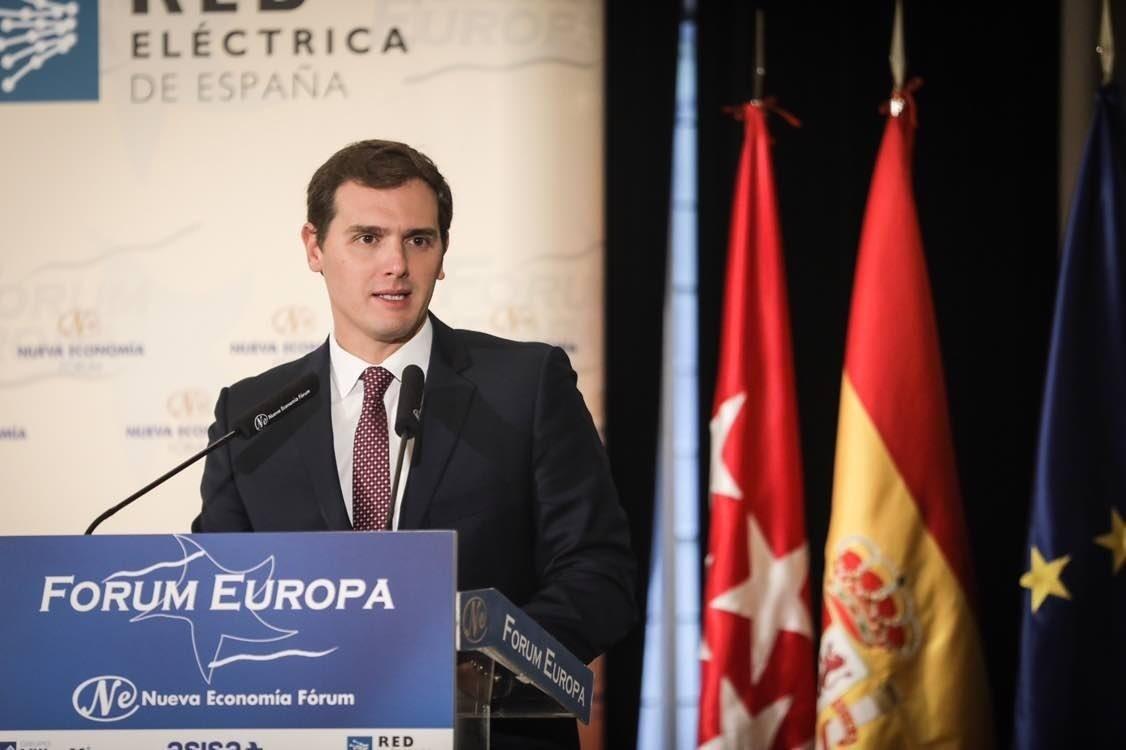 El presidente de Ciudadanos, Albert Rivera, ha afirmado este martes que en los colegios públicos catalanes "no se puede estudiar en español", lo cual le parece una "barbaridad", y que los centros donde se usa el castellano como lengua vehicular son privad