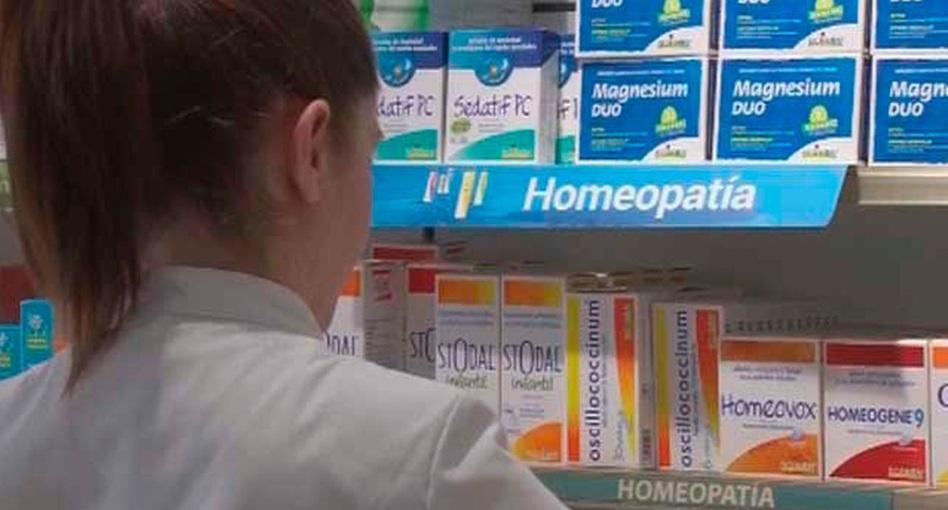 Productos homeopáticos en una farmacia