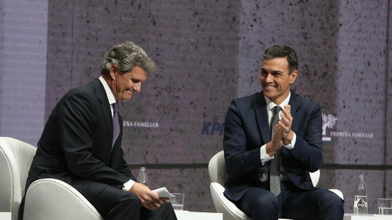 El presidente del Gobierno, Pedro Sánchez (derecha), junto al presidente del Instituto Empresa Familiar, Francisco Riberas (izquierda) - Presidencia del Gobierno