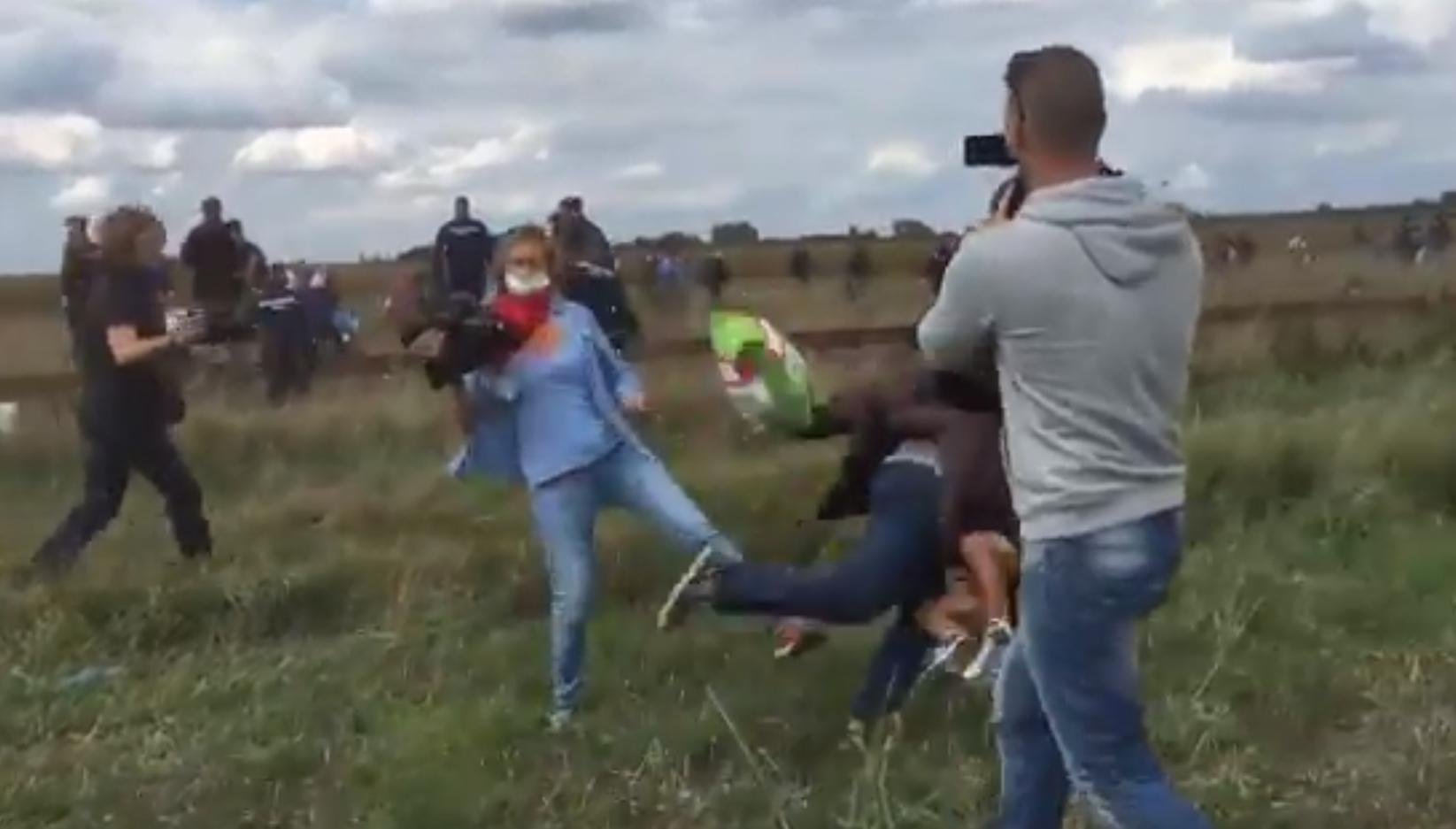 Petra Laszlo poniéndole la zancadilla a un refugiado sirio