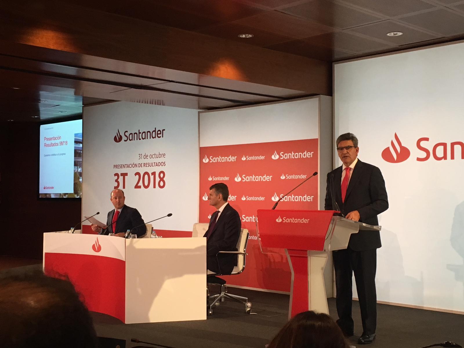 José Antonio Álvarez (en el atril) interviniendo en la presentación de resultados  del Santander de 2018